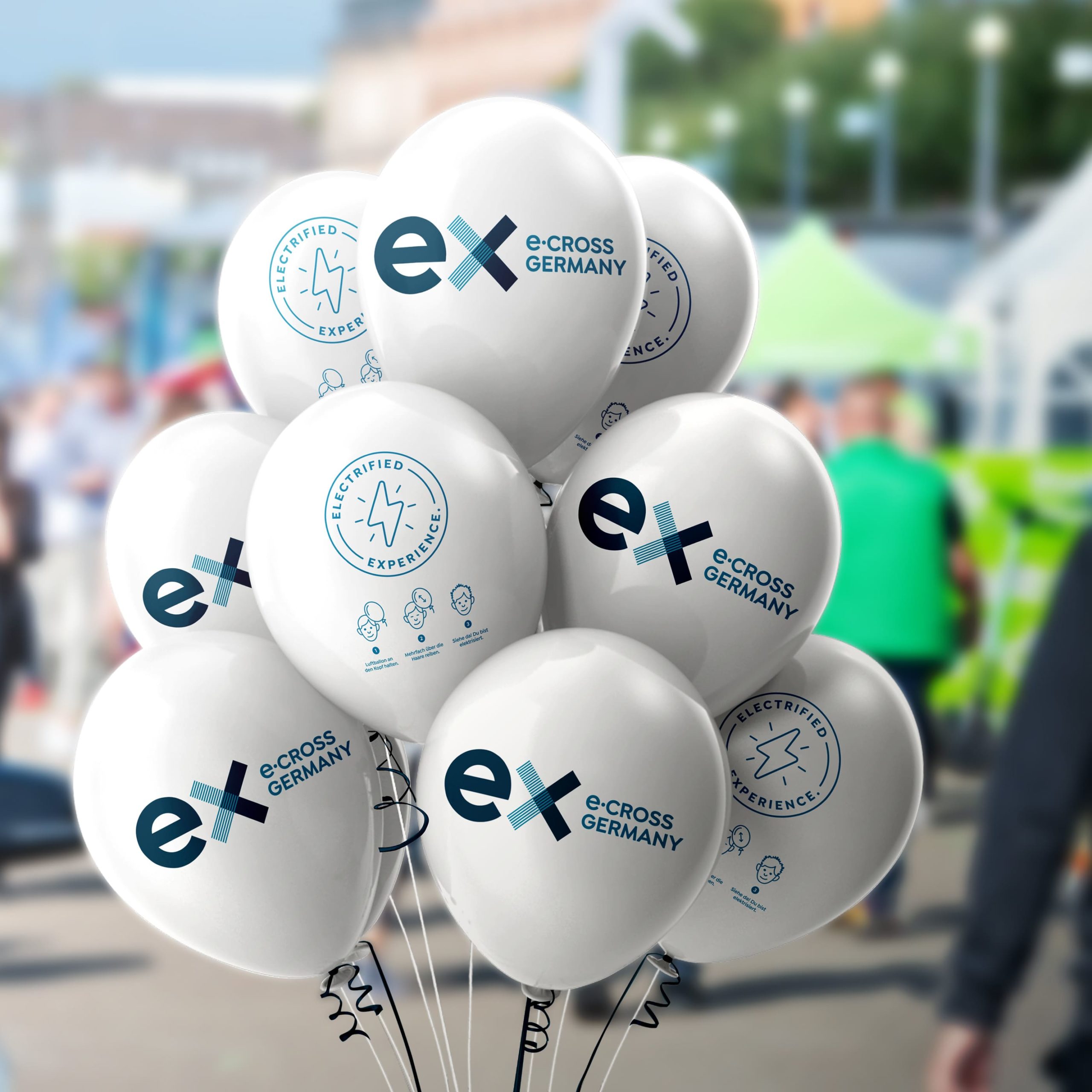 Ein Bündel mit Ballons der e-Cross Germany mit einem Aufruf die eigenen Haare zu elektrisieren.
