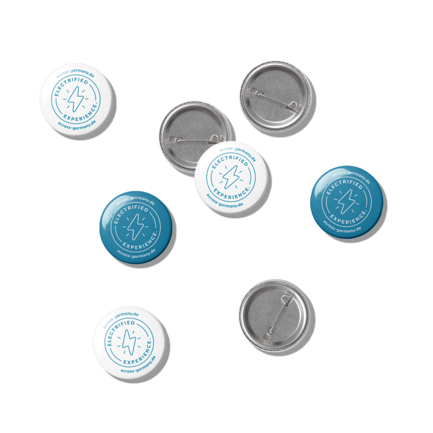 Mehrere Anhänge-Pins in blau und weiß mit dem Slogan der e-Cross Germany.